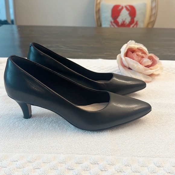 Clarks Collection Black Leather kitten heel pumps women size 7 - Picture 1 of 7